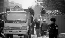 西安爆料車禍新聞,多車相撞，現(xiàn)場慘烈，緊急救援中