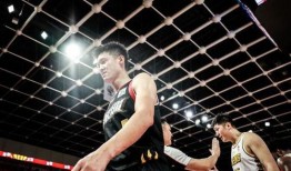 柯凡爆料周鵬離隊視頻,籃球名將告別賽場，未來何去何從？